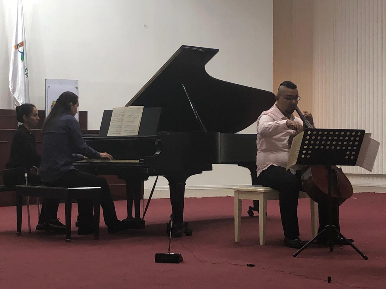 El maestro Wilson Perdomo Tovar, y Gerardo Sánchez Pastrana, chelista.